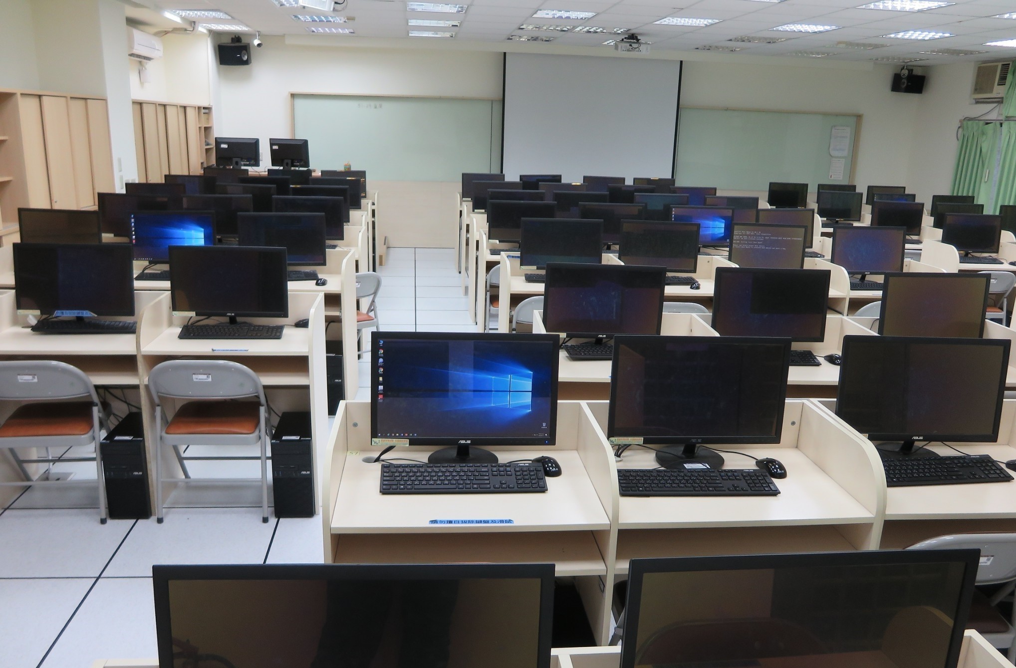 K502-1國際商務應用教室教室實景(電腦教室)